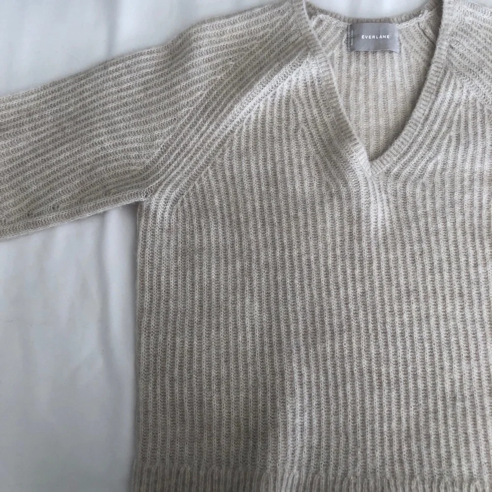 Everlane Alpaca V Neck Sweater - Picture 7 of 8